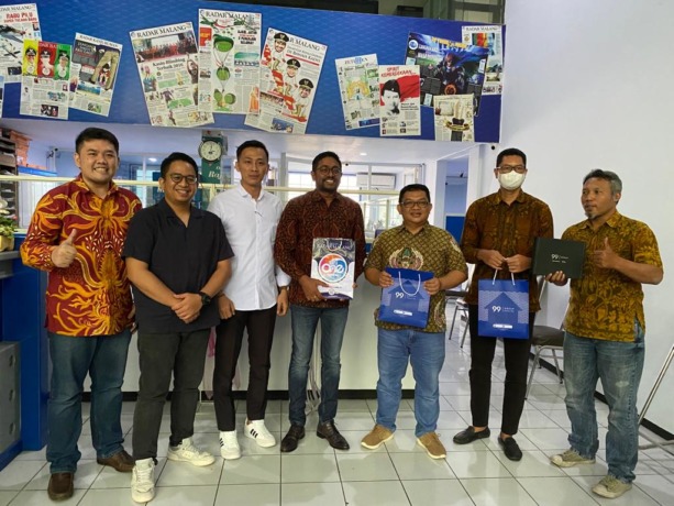 SIAP SINERGI: CEO 99 Group Indonesia Warsudewan (empat dari kiri) bersama tim Direktur Radar Malang Tauhid Wijaya, GM Radar Malang Don Virgo dan Manager Event Radar Malang M. Athoullah.