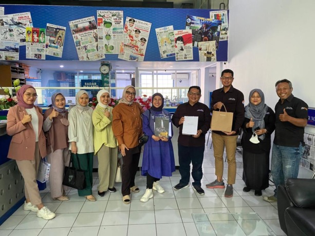 ARDIANTO RULLY PRATAMA/RADARMALANG SILATURAHMI: Direktur Radar Malang Tauhid Wijaya (empat dari kanan), GM Radar Malang Don Virgo (tiga dari kanan) dan manajemen bersama Tim Wardah yang dipimpin Agna Ilma Karima, market development senior head PT Paragon