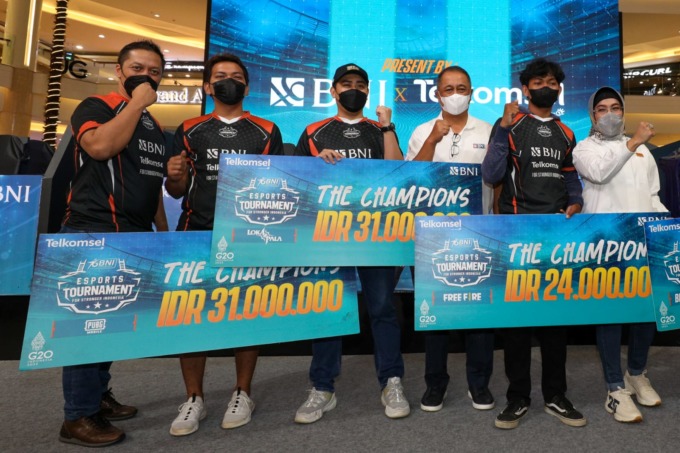 Foto  Dokumen BNI  JAKARTA -- Direktur Utama BNI  Royke Tumilaar (ketiga kanan), Wakil Direktur Utama BNI Adi Sulistyowati (kanan), Direktur Sales Telkomsel Adiwinahyu Basuki Sigit (kiri), dan para pemenang eSports Tournament For Stronger Indonesia, Jumat