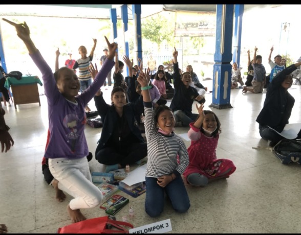 Antusiasme anak-anak Desa Slorok dalam fun learning bersama KKN Vokasi UB. (yudistira/radarmalang)