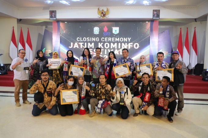 INFORMATIF: Seluruh staf Diskominfo Kota Malang foto bersama usai menerima penghargaan dalam puncak Jatim Kominfo Festival (JKF) 2022, di Kota Batu, Kamis (28/7).
