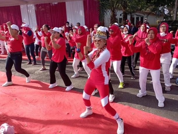 WANITA: Acara pengukuhan  42 Srikandi Merah Putih dloleh Dewan Pimpinan Cabang (DPC) PDI Perjuangan dalam acara Gebyar SICITA (Senam Indonesia Cinta Tanah Air) bertempat di Museum Singhasari, Kecamatan Singosari, Kabupaten Malang, Minggu (31/7) tadi pagi.