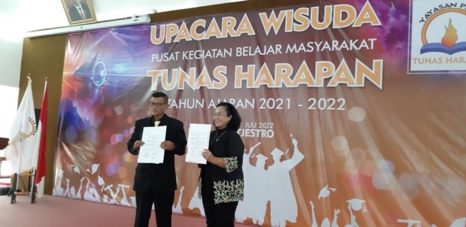 KERJA SAMA: Acara penandatangan kerja sama tahap 2 antara Universitas Terbuka (UT) Malang dengan Pusat Kegiatan Belajar Masyarakat (PKBM) Kota Batu di Balitjetso, Batu, Minggu (31/7). (ROFIA/RADAR MALANG)