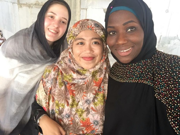 WUJUDKAN MIMPI: Hainona Izza Golia (tengah), alumni FKIP Unisma ini bisa kuliah di luar negeri setelah berhasil mendapatkan beasiswa dari Lembaga Pengelola Dana Pendidikan (LPDP). (HUMAS UNISMA FOR RADAR MALANG)