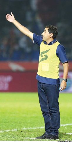 DAPAT REWARD: Pelatih Arema FC Eduardo Almeida saat memberikan instruksi kepada pemainnya di Stadion Kanjuruhan, beberapa waktu lalu