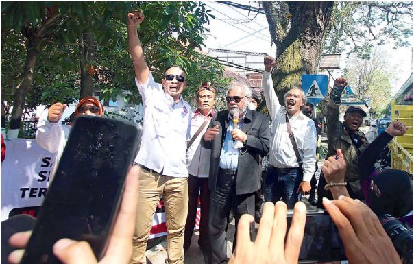 APRESIASI JAKSA: Ketua Komnas Perlindungan Anak Arist Merdeka Sirait berorasi di depan Pengadilan Negeri (PN) Malang kemarin.