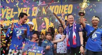 ISTIMEWA: Kapolres Malang Ferli Hidayat menyerahkan piala juara lomba yel-yel dan koreografi Aremania.