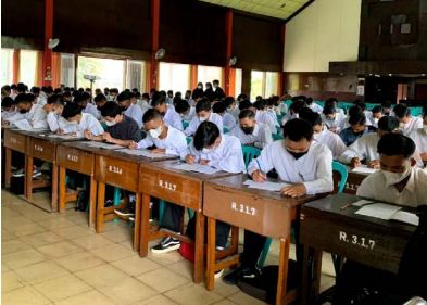 SERIUS: Tahapan tes tulis rekrutmen tenaga kerja untuk PT Pama Persada Nusantara yang digelar BKK SMK Brantas Karangkates, kemarin (4/7)