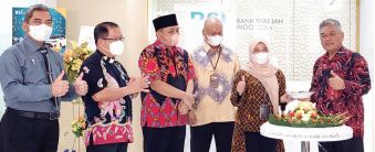 SELAMAT: (Dari kiri) Kepala Pengadilan Agama Kota Malang Drs H Misbah MHI, Perwakilan Keuskupan Malang Romo Pastor Hubertus Tangguh Ardi Wardana, Ketua DPRD Kota Malang I Made Rian Diana Kartika SE MM, Deputy Operation BSI Region VIII Surabaya Suryawansya