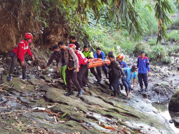 DIDUGA TERPELESEET: Polisi dan warga mengevakuasi jenazah tanpa identitas yang ditemukan mengambang di Kali Bango, Jalan Muharto, kemarin.  (POLSEK KEDUNGKANDANG FOR RADAR MALANG)