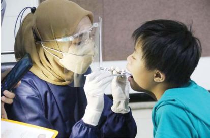 CEGAH PENYAKIT: Salah seorang Anak Berkebutuhan Khusus (ABK) saat menjalani pemeriksaan gigi dan mulut, beberapa waktu lalu.(SUHARTO/RADAR MALANG)