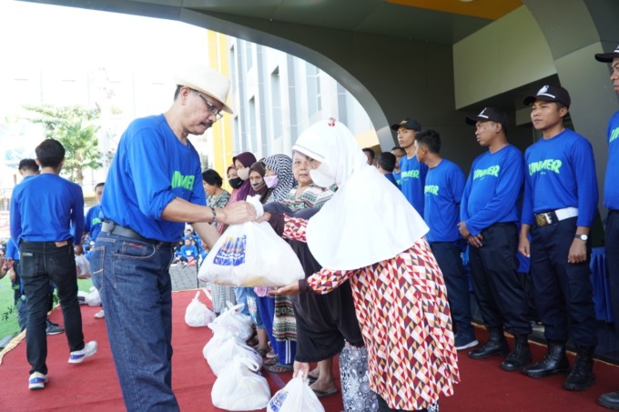 HARLAH: Rektor Unmer Malang Prof Dr Anwar Sanusi SE MSi simbolis pemberian tali asih pada warga di lingkungan kampus sebagai simbol rasa syukur Unmer Malang di usia 58 tahun. (UNMER FOR RADAR MALANG)