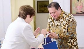 DAMPINGI PRESIDEN: Menteri Koordinator Bidang Perekonomian Airlangga Hartarto (kanan) ikut menyambut Managing Director of The International Monetary Fund (IMF) Kristalina Georgieva di Istana Bogor, Minggu lalu (17/7).