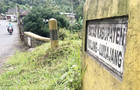 STATUS JALAN: Jalan tapal batas Kabupaten Malang dan Lumajang di Desa Sidorenggo, Kecamatan Ampelgading ini termasuk jalan nasional.(YUDISTIRA/RADAR KANJURUHAN)