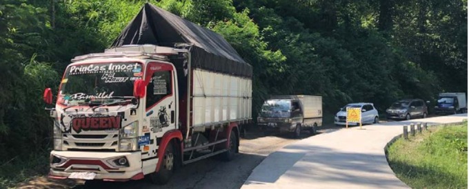 JALUR UTAMA: Kendaraan melintas di Jalan Pagersari, Ngantang yang sedang dalam tahap pengecoran. (YTUDISTIRA/RADAR MALANG)