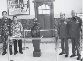 JEJAK SEJARAH: Patung Jenderal Sudirman menempati salah satu ruangan di Korem 083/Baladhika Jaya. Ruangan yang sebelumnya tempat arsip data itu juga dimanfaatkan sebagai museum mini.(FAJAR ANDRE SETIAWAN/RADAR MALANG)