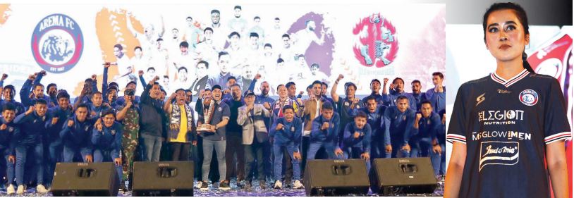 FULL ENTERTAINMENT: Presiden Arema FC Gilang Widya Pramana (membawa piala), skuad Arema FC, dan perwakilan Forkopimda Malang Raya menunjukkan trofi Piala Presiden 2022 setelah perkenalan pemain dan official tim Arema FC. Foto kanan, salah satu model menge