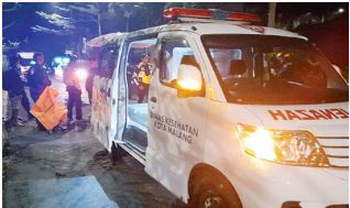 UJUNG PERKELAHIAN: Proses evakuasi jenazah Sofiullah, korban penusukan yang meninggal dunia di Perumahan Citra Land, Kelurahan Buring, Kecamatan Kedungkandang, Selasa malam (5/7).