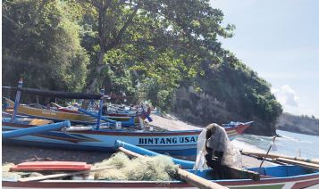 EKSOTIS: Pantai Licin di Desa Lebakharjo, Ampelgading yang diwarnai sejumlah perahu nelayan, kemarin (30/6).(YUDISTIRA/RADAR KANJURUHAN)