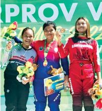 CONTOH SUKSES: Atlet Kota Malang Nilna Murni (tengah) menjuarai kelas BMX Race di Porprov Jatim 2022.
