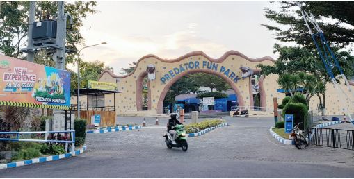 TARIK WISATAWAN: Predator Fun Park menyediakan wahana penangkaran buaya. Objek wisata ini jadi favorit anak-anak.(AFIFAH RAHMATIKA/RADAR BATU)