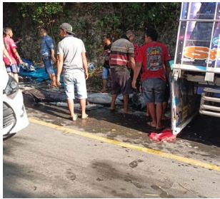 LAKA KARAMBOL: Ikan tuna berceceran di jalan akibat kecelakaan di jalur jurang Pletes, Sumawe. (POLSEK SUMAWE FOR RADAR MALANG)
