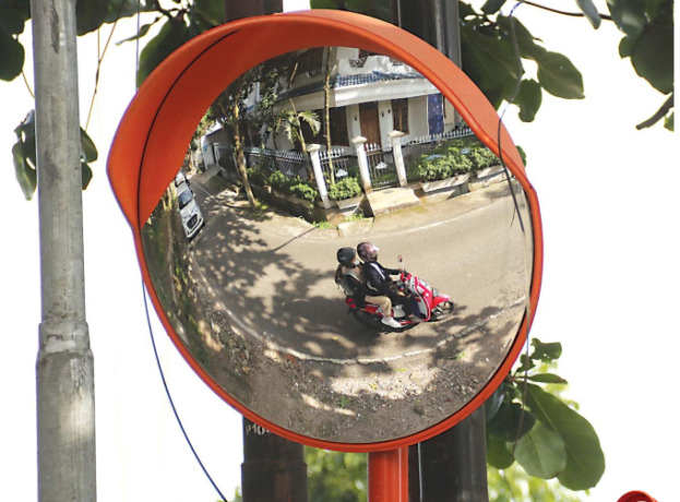 Safety Mirror di Jalan Simpang Sigura-gura ini bisa membantu meminimalisasi angka kecelakaan. Pemasangan cermin seperti inilah yang akan ditambah oleh dishub Kota Malang. (Suharto/radar malang)