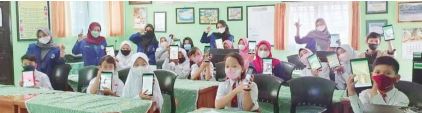 MELEK IT: Siswa-siswi SDN Bunulrejo 1 Kota Malang menunjukkan aplikasi digital library dalam handphone masing-masing