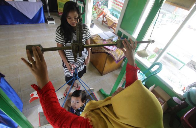 CEGAH STUNTING: Timbang badan bayi secara rutin di sejumlah Puskesmas di Kota Malang dinilai sangat efektif mengurangi stunting.(SUHARTO/RADAR MALANG)
