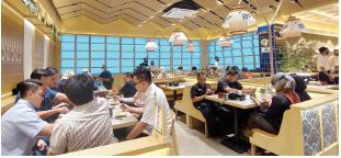 DESTINASI KULINER BARU: Sejumlah pengunjung memadati Sushi Tei East Java MOG dalam seremoni pembukaan, kemarin siang. Ini adalah cabang ketujuh. (BINTI N ROSIDAH/RADAR MALANG)