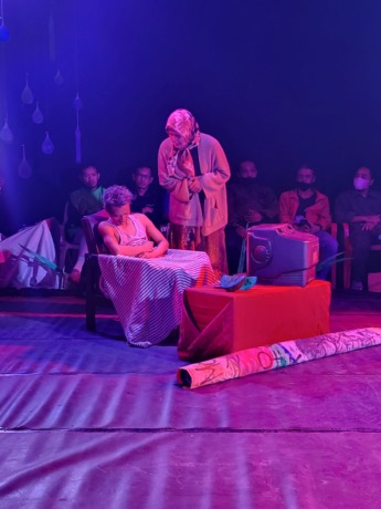 CURI PERHATIAN:  Pementasan produksi ke -5 Kelompok Teater Sagaloka, yang disutradarai Doni Kus Indarto, di Dewan Kesenian Malang (DKM), tanggal 20 dan 21 Juli lalu,  (IST)