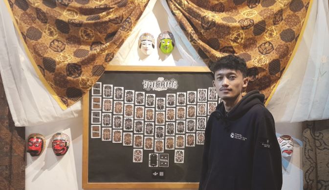 TUGAS KULIAH: Sejumlah kartu remi yang ditata sedemikian rupa menjadi salah satu Karya yang menarik perhatian. (AFIFAH RAHMATIKA/RADAR BATU)