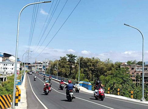 PADAM: Deretan Penerangan Jalan Umum (PJU) di sepanjang Jembatan Tunggulmas, Kelurahan Tlogomas, tidak berfungsi, kemarin (19/7). Pemkot Malang berencana mengajak PLN untuk mengatur ulang aliran listrik di kawasan tersebut.