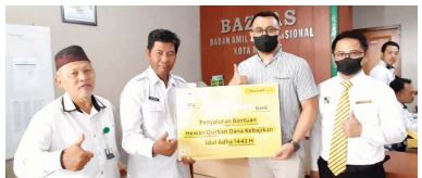 PROGRAM TAHUNAN: Branch Manager Maybank Syariah Malang, Ardian Yudi (dua dari kanan) saat penyaluran bantuan hewan kurban Dana Kebajikan Idul Adha 1443 H kepada Baznas Kota Malang.