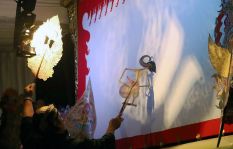 SYUKURAN DESA: Ki Ardhi Purboantono menjadi dalang pagelaran wayang kulit di Desa Kucur, Kecamatan Dau.