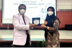 KE DUNIA INDUSTRI: Serah Terima bersama Direktur RS Universitas Airlangga Prof. Dr. Nasronudin, dr. PD., K-PTI.FINASIM.