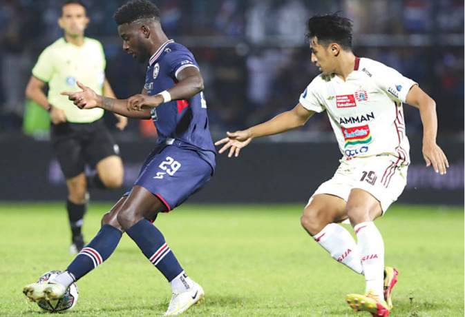 JAGA PROFESIONALITAS: Striker Arema FC Abel Camara (kiri) dijaga gelandang Persija Jakarta Hanif Sjahbandi. Pasca hijrah ke Persija, pertandingan tadi malam menjadi pengalaman pertama Hanif bermain sebagai lawan di Stadion Kanjuruhan. (Darmono/Radar Malan