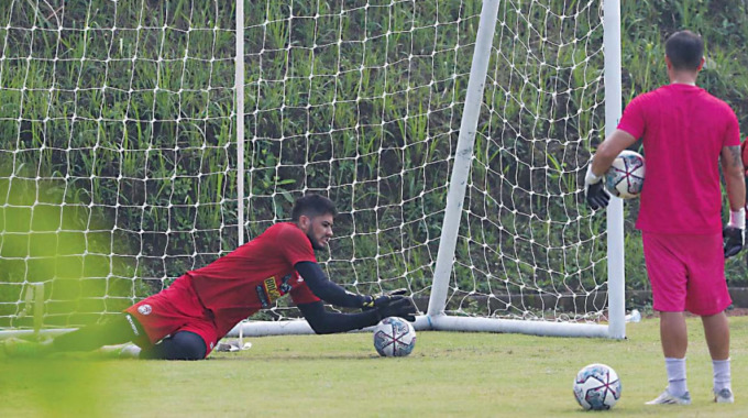 MONCER: Adilson Maringa berlatih di lapangan Universitas Brawijaya (UB), beberapa waktu lalu. Refleksnya dalam menangkap bola terus dilatih. (Suharto / Radar Malang)