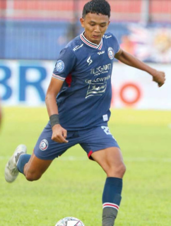 MULAI DIPERCAYA: Achmad Figo turun di laga melawan Rans Nusantara. Tadi malam, dia kembali masuk starting eleven. (Suharto/Radar Malang)