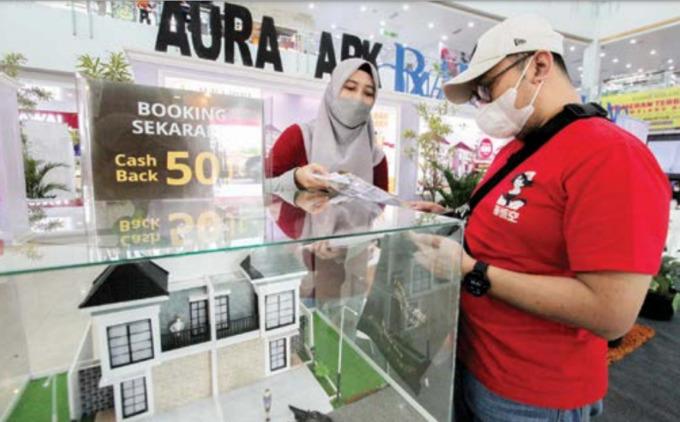 PROMO BESAR: Calon pembeli hunian Aura Park melihat maket dalam pameran property di MOG, kemarin. ( ROFIA ISMANIA/RADAR MALANG)