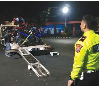 BARANG BUKTI: Petugas dari Polresta Malang Kota mengamankan kendaraan tidak standar maupun yang tidak dilengkapi surat-surat.