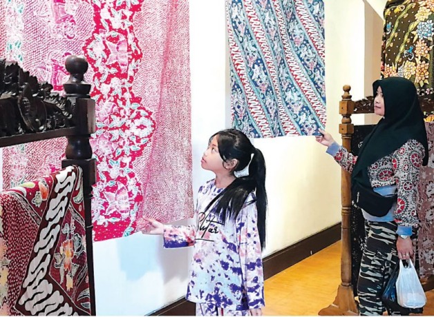 BATIK KHAS BATU: Pameran batik motif banteng di Galeri Raos menarik minat masyarakat untuk menyaksikan detail-detail batik yang dikenal unik tersebut, Minggu (7/8)