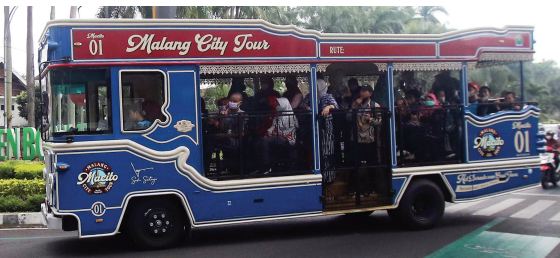 LAYANI MASYARAKAT: Bus Macito saat melintasi Jalan Ijen, kemarin (15/8). Bus pariwisata ini membawa rombongan wisatawan berkeliling ke sejumlah objek wisata di Kota Malang.
