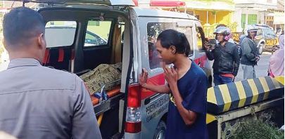 BERI BANTUAN: Petugas dibantu warga mengevakuasi korban laka di Jalan Raya Slamet Wiroto, Kecamatan Tumpang, Senin pagi (1/8).