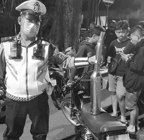TERUS BERMUNCULAN: Polisi menunjukkan knalpot bersuara bising dalam razia Kamis malam (4/8) di sekitar Jalan Ijen. (SATLANTAS POLRESTA MALANG KOTA FOR RADAR MALANG)