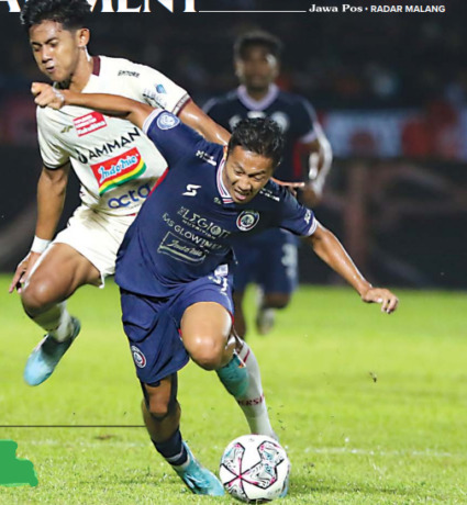 DISOROT SUPORTER: Dendi Santoso (kanan) berusaha keluar dari pressing yang dilakukan pemain Persija Jakarta Firza Andika di laga Minggu malam (28/8). Setelah pertandingan, banyak kritikan yang datang ke tim Arema FC. (Darmono / Radar Malang)