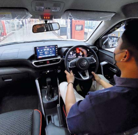 FITUR OPTIMAL: Salah satu calon pembeli mencoba kabin Daihatsu Rocky yang dipamerkan di MOG kemarin. (BINTI N. ROSIDAH/RADAR MALANG)