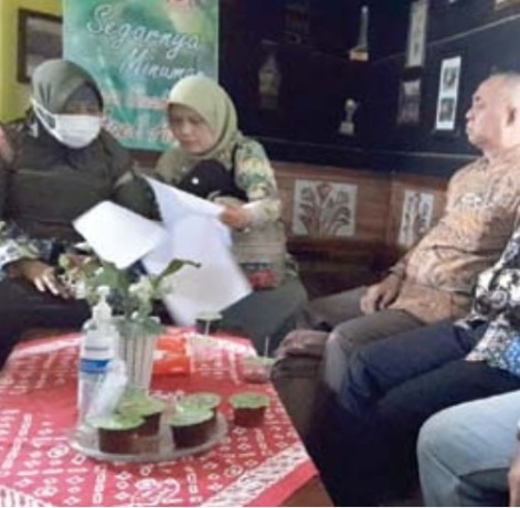 GANDENG BANYAK PIHAK: Tim Unisma saat berbincang dengan petani apel di Kota Batu belum lama ini.  (Unisma For Radar Malang)