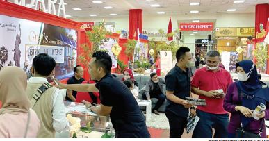 SAAT TEPAT BELI PROPERTI: Sejumlah pengunjung memadati expo rumah dan apartemen yang digelar Ilhami di Matos, kemarin