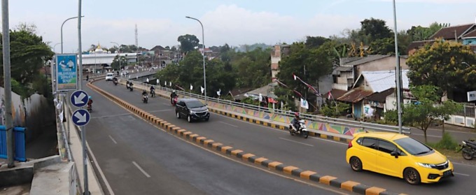 LANCAR: Kendaraan yang melintasi flyover Kedungkandang, Jumat lalu (12/8) bisa melaju kencang. Sebelum dibangun flyover, kawasan tersebut kerap macet. (Darmono/Radar Malang)
